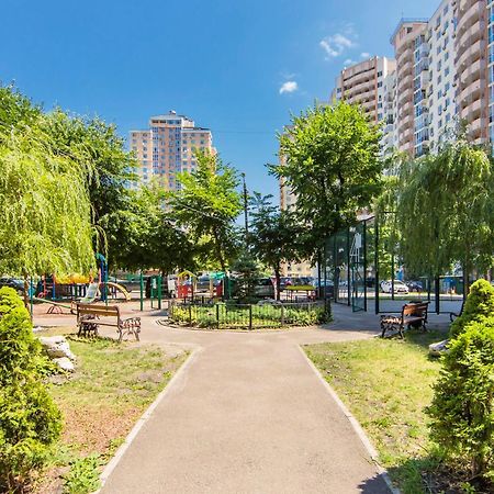 Large 2 Room Apartment With A Beautiful View 2 Min Metro Chernigivska Киев Экстерьер фото
