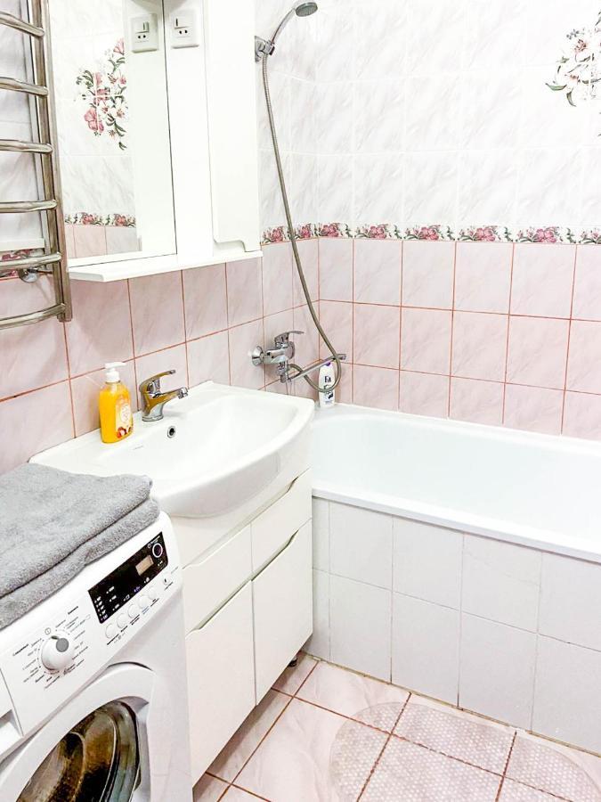 Large 2 Room Apartment With A Beautiful View 2 Min Metro Chernigivska Киев Экстерьер фото