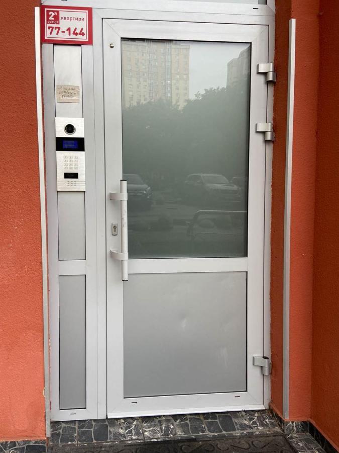 Large 2 Room Apartment With A Beautiful View 2 Min Metro Chernigivska Киев Экстерьер фото