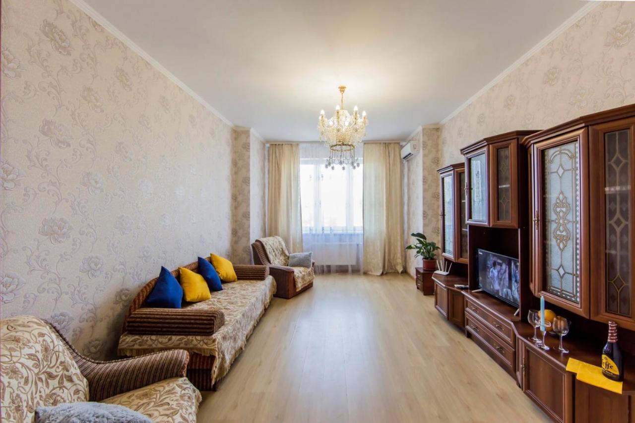 Large 2 Room Apartment With A Beautiful View 2 Min Metro Chernigivska Киев Экстерьер фото