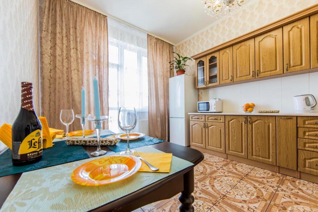 Large 2 Room Apartment With A Beautiful View 2 Min Metro Chernigivska Киев Экстерьер фото