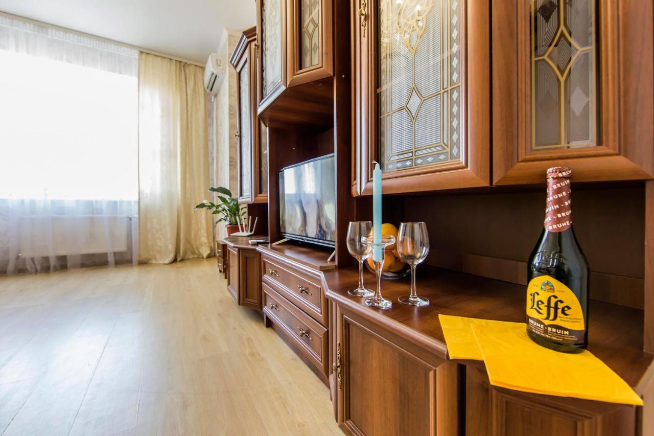 Large 2 Room Apartment With A Beautiful View 2 Min Metro Chernigivska Киев Экстерьер фото